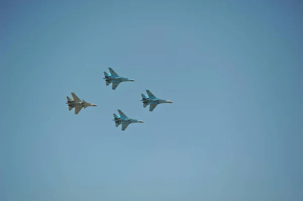 哈萨克斯坦阿拉木图 2016 阅兵式期间哈萨克军用飞机的调换 — 图库照片