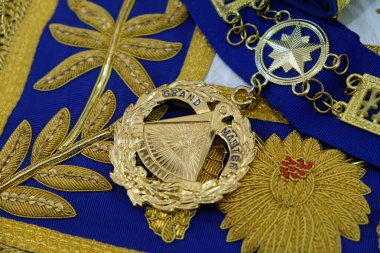 Almaty, Kazakistan - 07.26.2018: Tören kıyafetleri için Masonluğun çeşitli sembolleri.