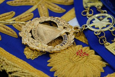 Almaty, Kazakistan - 07.26.2018: Tören kıyafetleri için Masonluğun çeşitli sembolleri.
