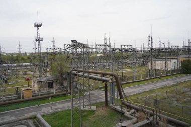 Almaty, Kazakistan - 04.17.2023: Isıtma tesisinde indüktörler ve dengeleyicilerle elektrik hatları.