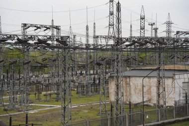 Almaty, Kazakistan - 04.17.2023: Isıtma tesisinde indüktörler ve dengeleyicilerle elektrik hatları.