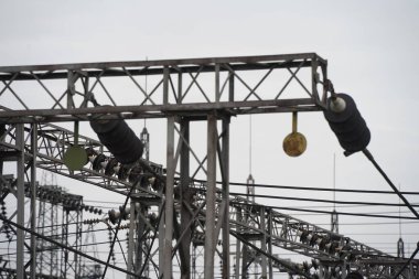 Almaty, Kazakistan - 04.17.2023: Isıtma tesisinde indüktörler ve dengeleyicilerle elektrik hatları.