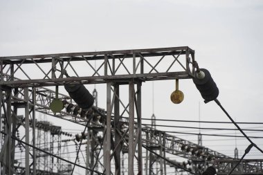 Almaty, Kazakistan - 04.17.2023: Isıtma tesisinde indüktörler ve dengeleyicilerle elektrik hatları.