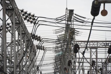 Almaty, Kazakistan - 04.17.2023: Isıtma tesisinde indüktörler ve dengeleyicilerle elektrik hatları.