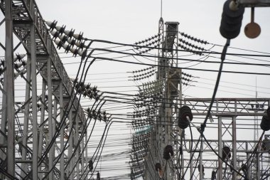 Almaty, Kazakistan - 04.17.2023: Isıtma tesisinde indüktörler ve dengeleyicilerle elektrik hatları.