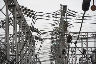 Almaty, Kazakistan - 04.17.2023: Isıtma tesisinde indüktörler ve dengeleyicilerle elektrik hatları.