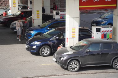 Almaty, Kazakistan - 04.04.2023: Bir benzin istasyonunda benzin ve dizel yakıt doldurma.