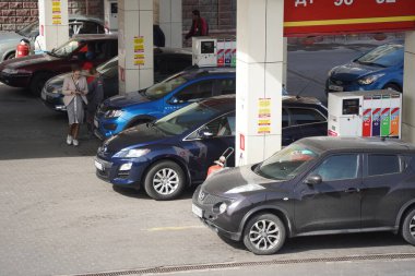 Almaty, Kazakistan - 04.04.2023: Bir benzin istasyonunda benzin ve dizel yakıt doldurma.