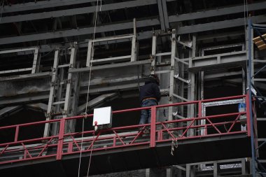 Almaty, Kazakistan - 03.30.2023: Ayaklanmalardan sonra Belediye Binası cephesinin yeniden inşası