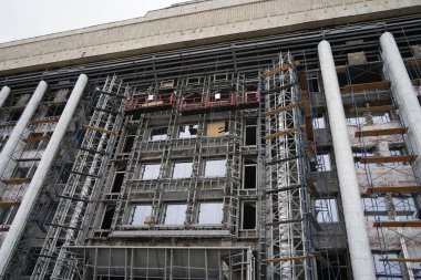 Almaty, Kazakistan - 03.30.2023: Ayaklanmalardan sonra Belediye Binası cephesinin yeniden inşası