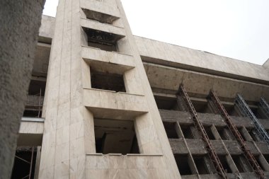 Almaty, Kazakistan - 03.30.2023: Ayaklanmalardan sonra Belediye Binası cephesinin yeniden inşası