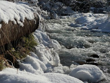 Kışın dağlık bir bölgede bir nehir. Fırtınalı bir dere.