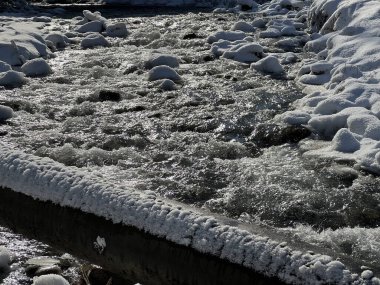 Kışın dağlık bir bölgede bir nehir. Fırtınalı bir dere.