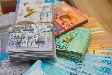 Masanın üzerinde Kazakistan 'ın farklı mezheplerin banknotları var..