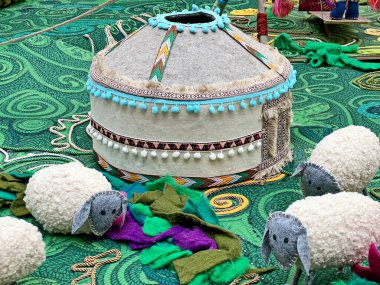 Kazak köyü, yurtları, bebekleri ve çiçekleri vardı. Bahar festivali Nauryz 'dir. Büyük bir alışveriş merkezinde dekor.