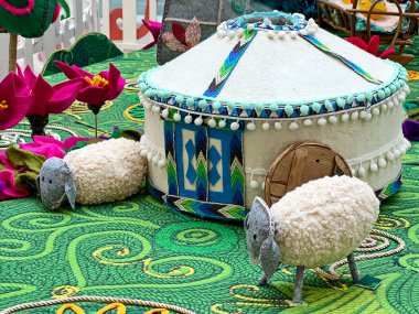 Kazak köyü, yurtları, bebekleri ve çiçekleri vardı. Bahar festivali Nauryz 'dir. Büyük bir alışveriş merkezinde dekor.