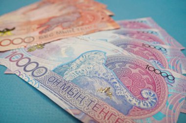 Kazakistan 'ın banknotları: Masaya 5000 ve 10,000 dolar serildi.