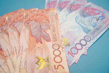Kazakistan 'ın banknotları: Masaya 5000 ve 10,000 dolar serildi.