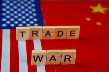 ABD bayrağı ve Çin bayrağı. Geçmişlerindeki yazıt: ticaret savaşı..