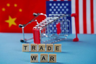 Amerikan bayrağı, Çin bayrağı ve alışveriş sepeti. Geçmişlerindeki yazıt: ticaret savaşı..