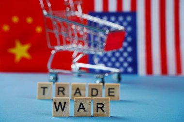 Amerikan bayrağı, Çin bayrağı ve alışveriş sepeti. Geçmişlerindeki yazıt: ticaret savaşı..