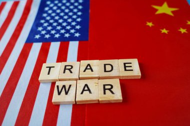 ABD bayrağı ve Çin bayrağı. Geçmişlerindeki yazıt: ticaret savaşı..