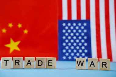 ABD bayrağı ve Çin bayrağı. Geçmişlerindeki yazıt: ticaret savaşı..