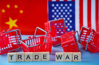 Amerikan bayrağı, Çin bayrağı ve alışveriş sepeti. Geçmişlerindeki yazıt: ticaret savaşı..