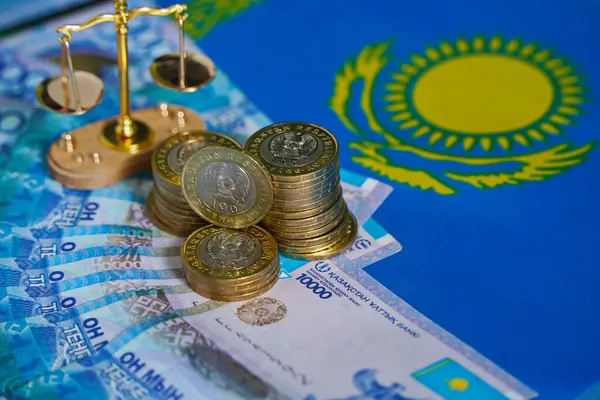 10 banknot, madeni para ve mini teraziler masaya serilmiştir.