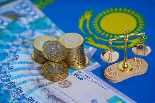 10 banknot, madeni para ve mini teraziler masaya serilmiştir.