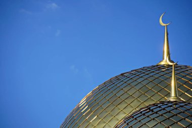 Hilal aylı caminin altın kubbesi. Minare. Şehir mimarisi.