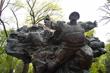 Almaty, Kazakistan - 04.22.2025: Feat Anıtı. 316. Piyade Tümeni 'nin Panfilov savaşçılarının şerefine. Anıtın altındaki yazı Rusça: Rusya harika, ama geri çekilecek bir yer yok. Moskova arkamızda..