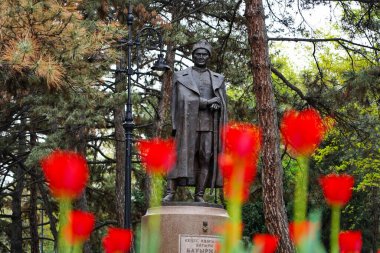 Almaty, Kazakistan - 04.22.2025: Bauyrzhan Momyshuly Anıtı. Ulusal kahraman, İkinci Dünya Savaşı 'nın Sovyet subayı.