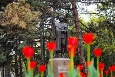 Almaty, Kazakistan - 04.22.2025: Bauyrzhan Momyshuly Anıtı. Ulusal kahraman, İkinci Dünya Savaşı 'nın Sovyet subayı.