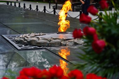 Sonsuz alev. İkinci Dünya Savaşı 'nda ölen kahramanların anısına bir sembol. Anma Günü, 9 Mayıs.
