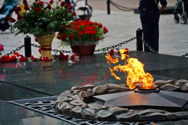 Sonsuz alev. İkinci Dünya Savaşı 'nda ölen kahramanların anısına bir sembol. Anma Günü, 9 Mayıs.