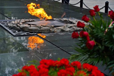 Sonsuz alev. İkinci Dünya Savaşı 'nda ölen kahramanların anısına bir sembol. Anma Günü, 9 Mayıs.