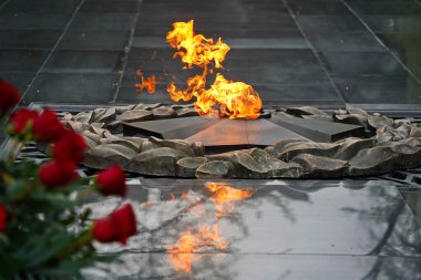 Sonsuz alev. İkinci Dünya Savaşı 'nda ölen kahramanların anısına bir sembol. Anma Günü, 9 Mayıs.