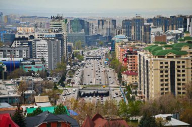 Almaty, Kazakistan - 04.07.2025: Şehir manzarası ve merkez caddelerden biri. Farklı mimari. Bahar geldi..