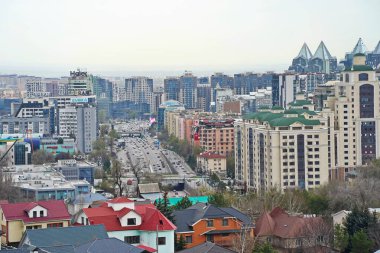 Almaty, Kazakistan - 04.07.2025: Şehir manzarası ve merkez caddelerden biri. Farklı mimari. Bahar geldi..