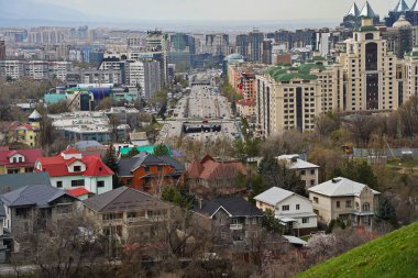 Almaty, Kazakistan - 04.07.2025: Şehir manzarası ve merkez caddelerden biri. Farklı mimari. Bahar geldi..