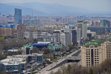 Almaty, Kazakistan - 04.07.2025: Şehir manzarası ve merkez caddelerden biri. Farklı mimari. Bahar geldi..
