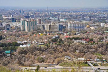 Almaty, Kazakistan - 04.07.2025: Şehir manzarası ve merkez caddelerden biri. Farklı mimari. Bahar geldi..