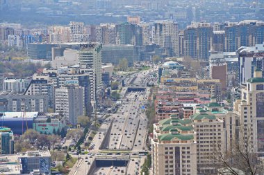 Almaty, Kazakistan - 04.07.2025: Şehir manzarası ve merkez caddelerden biri. Farklı mimari. Bahar geldi..