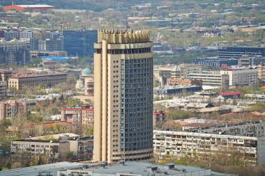 Almaty, Kazakistan - 04.07.2025: Kazakistan otelinin manzarası ve şehrin farklı mimarisi.