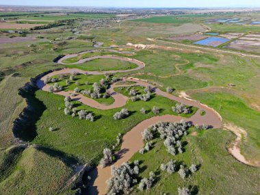 Nehir ekin ekmek ve otlayan hayvanlar için büyük bir tarladır. Bahar. İnsansız hava aracının görüntüsü.