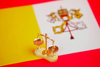 Vatikan bayrağının arka planında mini pullar var..