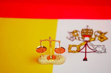 Vatikan bayrağının arka planında mini pullar var..