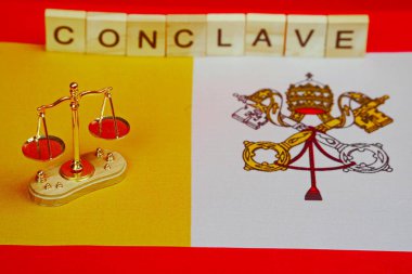 Vatikan bayrağının arka planındaki yazıt toplantısı ve küçük ölçekler..