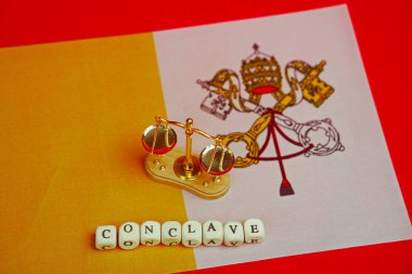 Vatikan bayrağının arka planındaki yazıt toplantısı ve küçük ölçekler..